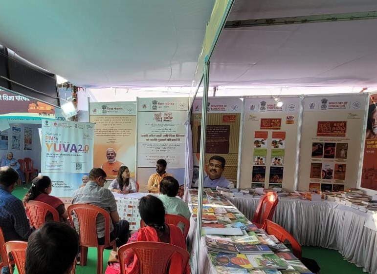 nbt_india's tweet photo. As part of various activities being organised by @nbt_india under @EduMinOfIndia at @KTSangamam in Varanasi, two YUVA authors (PM YUVA Mentorship Scheme 1.0) from UP and Tamil Nadu  interacted with prospective aspiring authors. https://t.co/7PtZ5p21gk