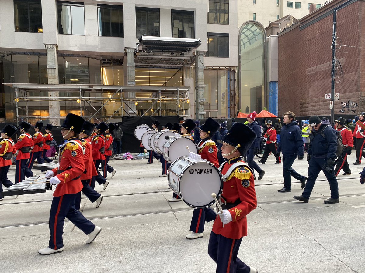 jiaqingli's tweet photo. The Toronto Santa Claus Parade returns back on streets. Today, Nov 20, is really cold outside and some area around the city even has blizzard. But nothing stops people gathering in the downtown to watch such a wonderful show. https://t.co/C0ldQiCLdR