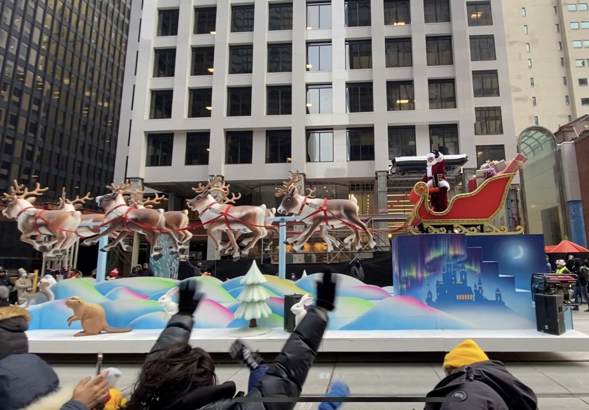 jiaqingli's tweet photo. The Toronto Santa Claus Parade returns back on streets. Today, Nov 20, is really cold outside and some area around the city even has blizzard. But nothing stops people gathering in the downtown to watch such a wonderful show. https://t.co/C0ldQiCLdR
