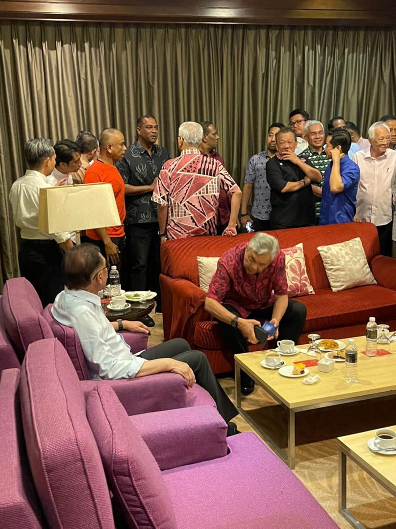 jllmisai's tweet photo. SELESAI..

PM: Anwar Ibrahim (PH) 
TPM 1: Mat Hassan (BN) 
TPM 2: Shafie Afdal (WARISAN) (Sabah Sarawak)

DUN Pahang - MB BN
DUN Perak - MB PH

Jam 10am hari ini, Hotel Pacific PWTC. 

Kerajaan PH 82 + BN 30 + Warisan 3 = 115 MP https://t.co/AQY8Zh5Fp4