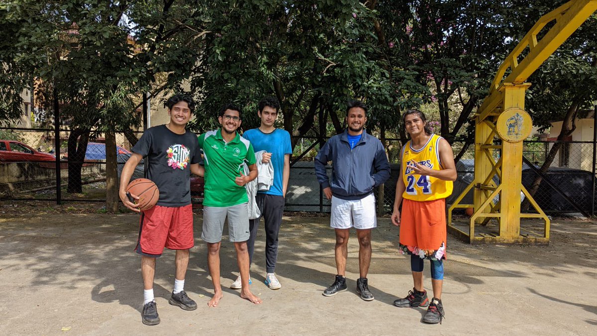 yeatzus's tweet photo. Bball was fun with @PovertyFranchiz boiz https://t.co/RySQq2cPCH