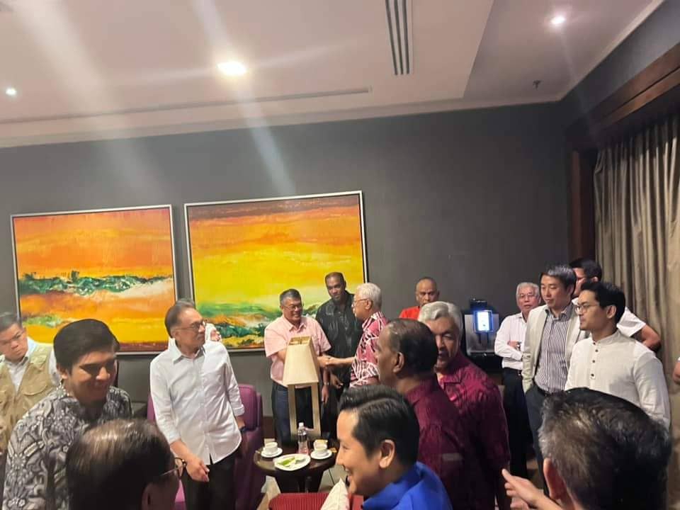 jllmisai's tweet photo. SELESAI..

PM: Anwar Ibrahim (PH) 
TPM 1: Mat Hassan (BN) 
TPM 2: Shafie Afdal (WARISAN) (Sabah Sarawak)

DUN Pahang - MB BN
DUN Perak - MB PH

Jam 10am hari ini, Hotel Pacific PWTC. 

Kerajaan PH 82 + BN 30 + Warisan 3 = 115 MP https://t.co/AQY8Zh5Fp4