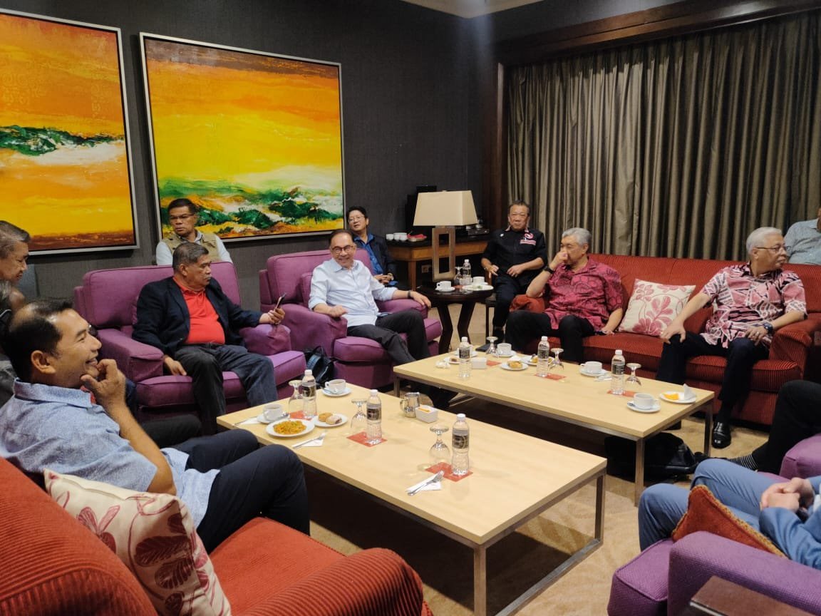 jllmisai's tweet photo. SELESAI..

PM: Anwar Ibrahim (PH) 
TPM 1: Mat Hassan (BN) 
TPM 2: Shafie Afdal (WARISAN) (Sabah Sarawak)

DUN Pahang - MB BN
DUN Perak - MB PH

Jam 10am hari ini, Hotel Pacific PWTC. 

Kerajaan PH 82 + BN 30 + Warisan 3 = 115 MP https://t.co/AQY8Zh5Fp4