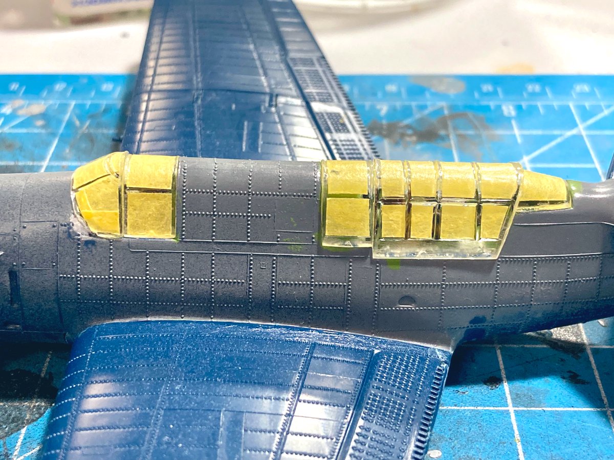 ztz3oo's tweet photo. 風防のマスキング終了!この機体は窓がほとんど長方形なので楽々。後はサフ吹いて塗るだけじゃ〜\(*゚∀゚*)/
#スケモ祭 #airfix #72スケモ #SB2C #ヘルダイバー https://t.co/kd07IYkiiE
