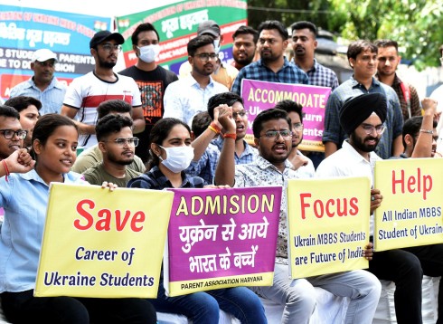 videshidoctor's tweet photo. क्या ये War Zone यूक्रेन से लौटे भारतीय बच्चो के लिए SAFE ZONE है?
बस बची हुई आगे की पढाई के लिए आख़िर कब तक हम इंतजार करे?
क्या 🇮🇳 इतना सक्षम नही है?
सक्षम है पर इक्षाशक्ति नहीं है,शायद अभी लो. चुनाव जो नही है
#UkraineWar @PMOIndia #SupremeCourtOfIndia 
#UkraineReturnedStudents https://t.co/n3q0A1CwRP