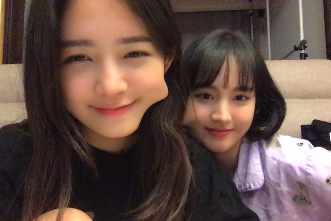 chittyxx's tweet photo. 커플즈 맥북 셀카 넘 좋다｡ ｡ 
연습생때라 둘 다 흑발인것도 너무 좋아 https://t.co/0nmlofWyFf