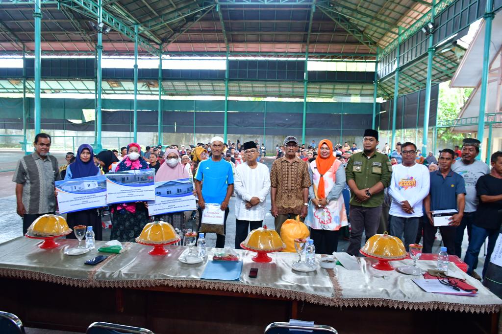 IkraRYasmin's tweet photo. Jumat 18/11 ,Ikra, Luhkan Kota Palopo, di penyerahan bantuan mesin 10 unit kepada KUB Pallibu Sabbamparu secara simbolis oleh bapak walikota #luhlapor #GiatLuhkanSatminkalMaros #kotapalopo #Tangkap @brsdm_kp @puslatluhkp @BRPBAP3_Maros https://t.co/2H9XQSvSPT