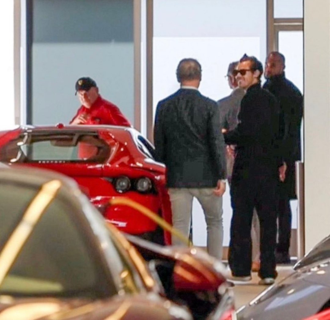 AMarina64's tweet photo. #HarryStyles come ti capisco!Piangersi addosso per una trovata pubblicitaria finita come tutti sapevamo da subito o comprarsi una fiammante Ferrari?La vedo la fossetta,meglio la Ferrari, moooolto meglio https://t.co/ibjiZTYQt6