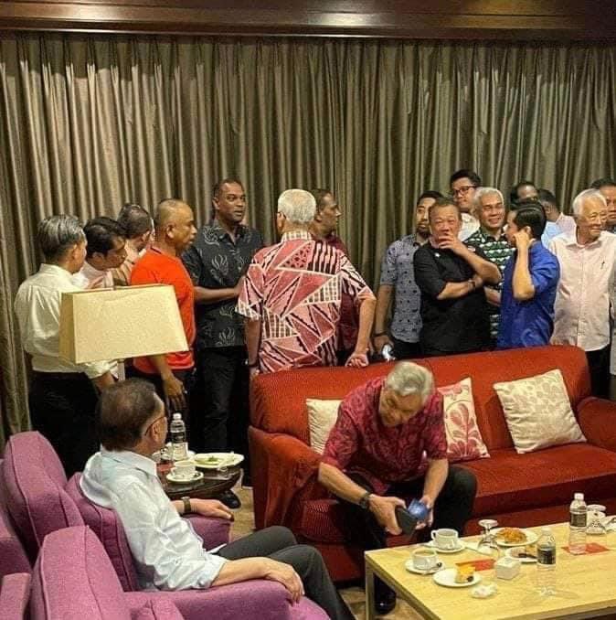 onnhafiz's tweet photo. Saya dimaklumkan malam ini ada mesyuarat MT. Saya nak tanya orang UMNO Johor, sanggupkah kita bersekongkol dengan PH-DAP? https://t.co/eRmbqg5oSX