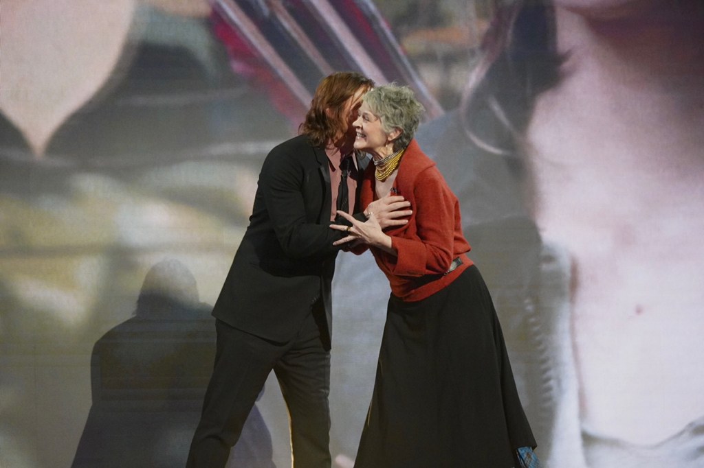 WalkingDead_AMC's tweet photo. #Caryl #TalkingDead #TWDFinale https://t.co/2QUzAgQqX6