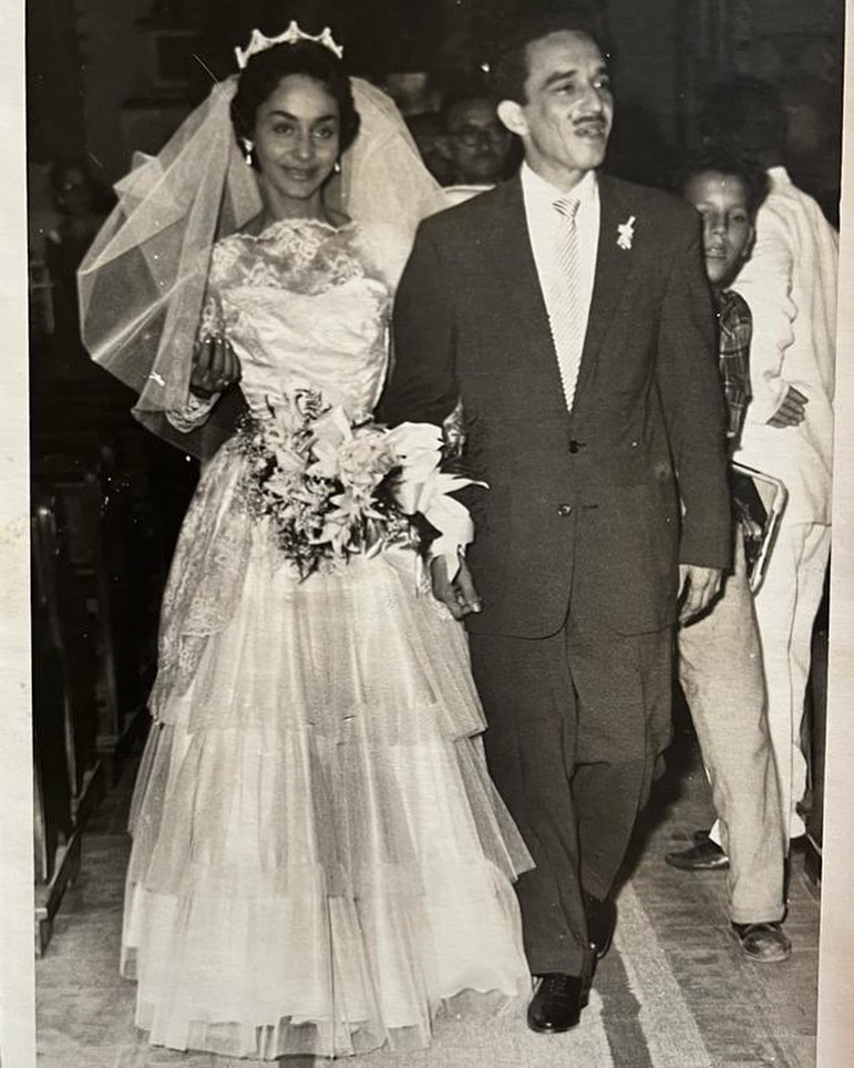 CentroGabo's tweet photo. #LaGaba y #Gabo el día de su boda, el 21 de marzo de 1958.
¿Título para la imagen? 🧐
Crédito: Casa de la Literatura Gabriel García Márquez. https://t.co/5H4kXzZRhB