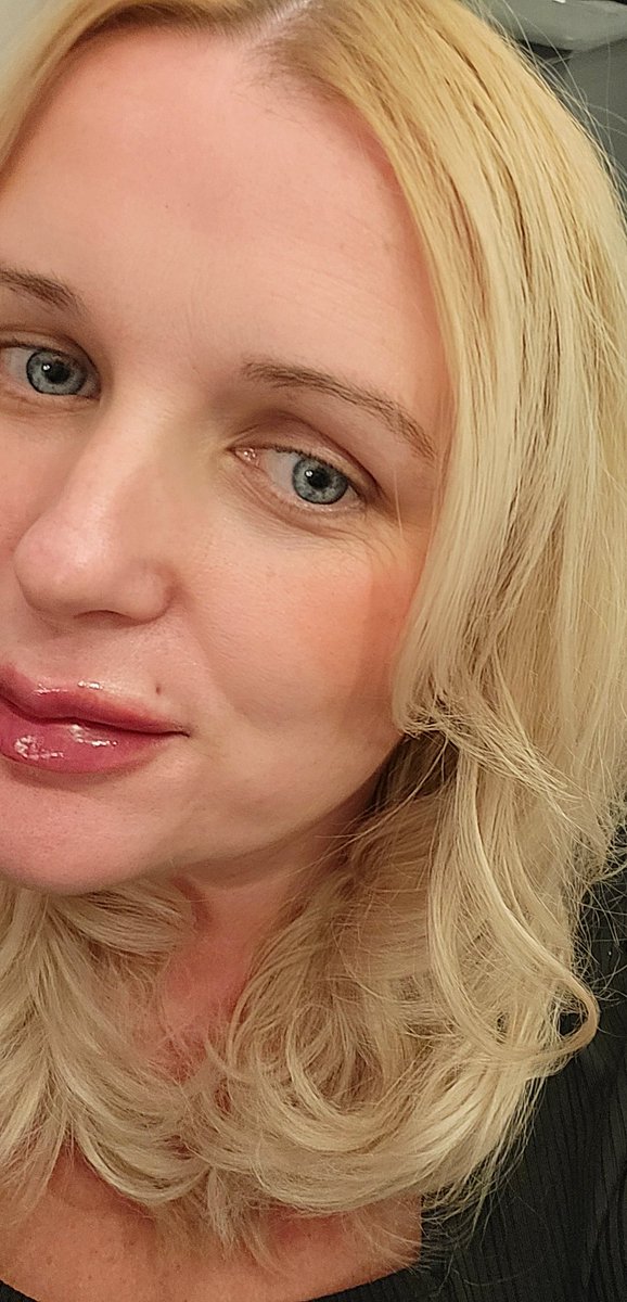 JulieRobbo85's tweet photo. The best birthday gift ever I now have a top lip lol 😆 💋 #lipsforlife https://t.co/eEOKst0TJn