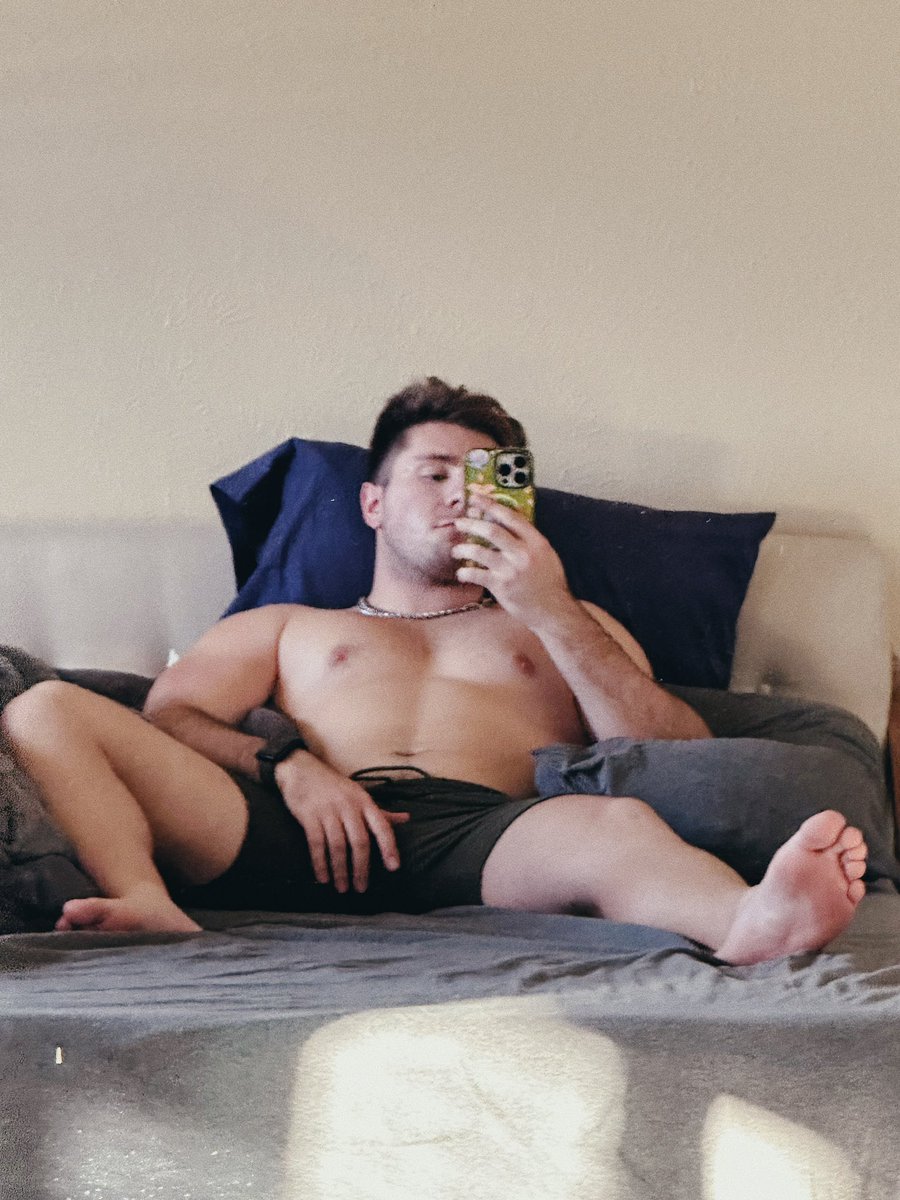 ikeamonkeystan's tweet image. ate a pineapple slice