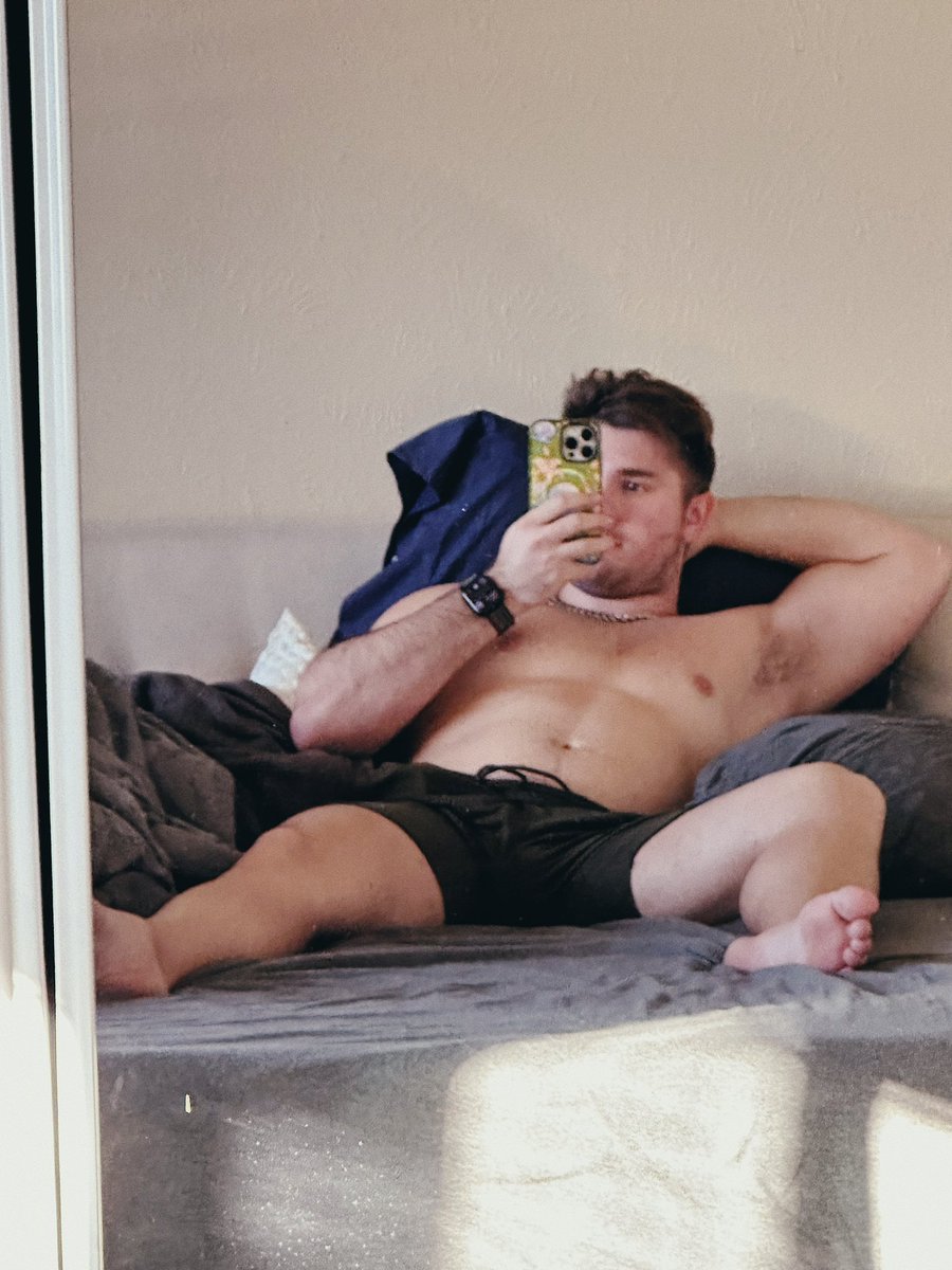 ikeamonkeystan's tweet image. ate a pineapple slice