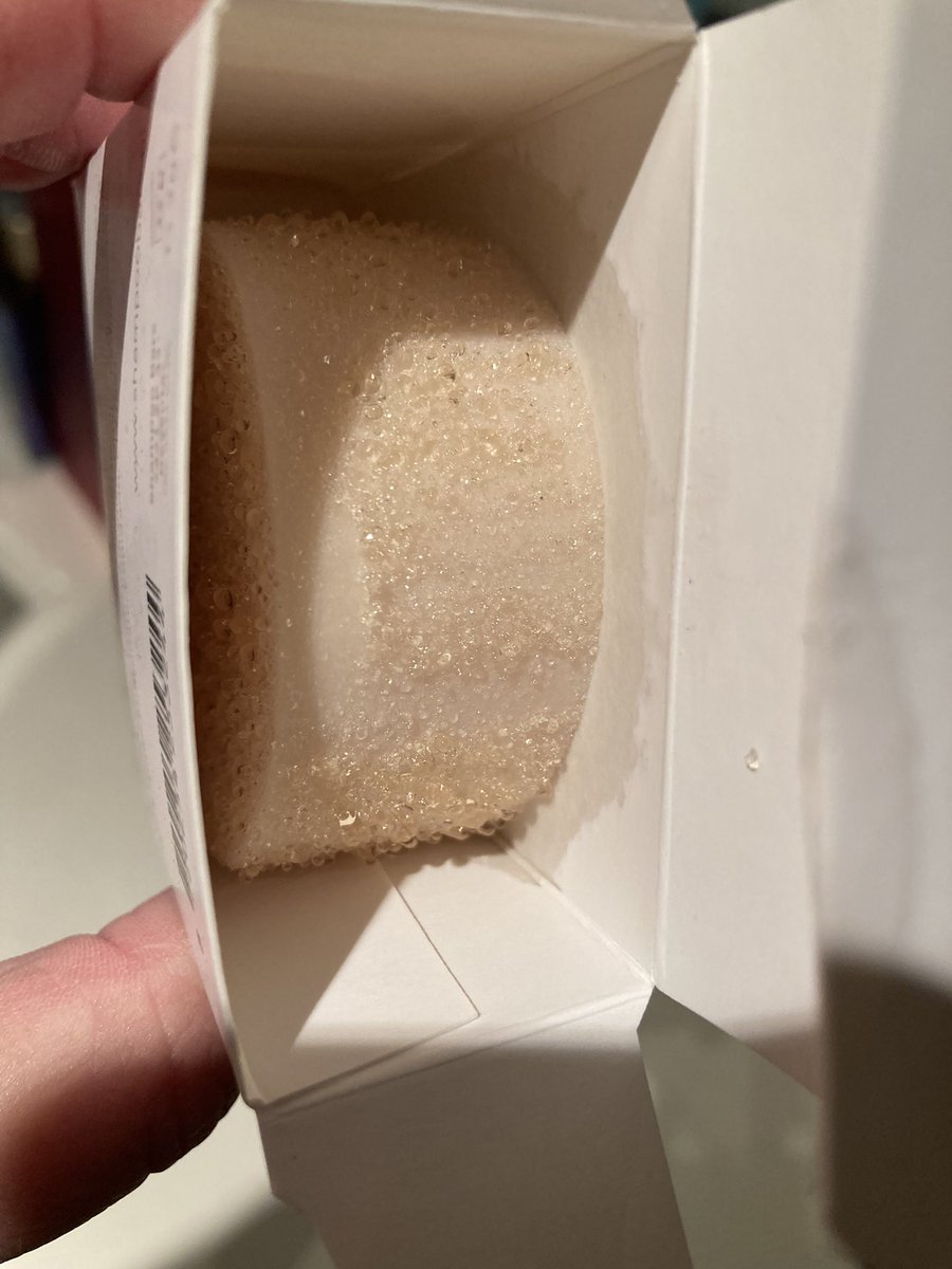 _WoW_Kelly_'s tweet photo. @ShampooBarsNL is dit normaal voor een shampoo bar (body bar) om te doen, als deze ongebruikt in de kast ligt?🥲 https://t.co/SuVh3WFNNC
