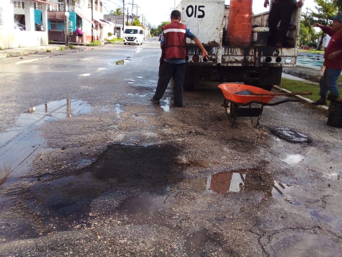 AytoCancun's tweet photo. Este domingo nuestro equipo de la Dirección General de Servicios Públicos, continúan trabajando en diferentes zonas de la ciudad.
📍Bacheo en la #SM74 Av. Revolución Mexicana con calle 28.
#ReportaYAporta vía WhatsApp 📲9988448035.
@anapatyp
#CancúnNosUne https://t.co/7TDvWgGDgs