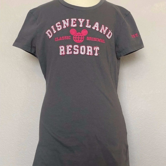 barn_burn's tweet photo. So good I had to share! Check out all the items I'm loving on @Poshmarkapp #poshmark #fashion #style #shopmycloset #disney #izod #originaluse: https://t.co/XgezLr86MI https://t.co/UHDcy231b1