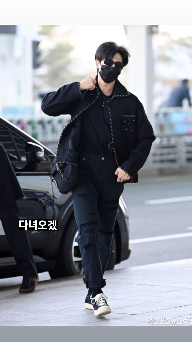 btsbaragi_jk's tweet photo. 221121 Namjoon on IG
🐨i’ll go and come back
Text in both photos combined make up the sentence “다녀오겠습니다” https://t.co/xFfXrAotFI