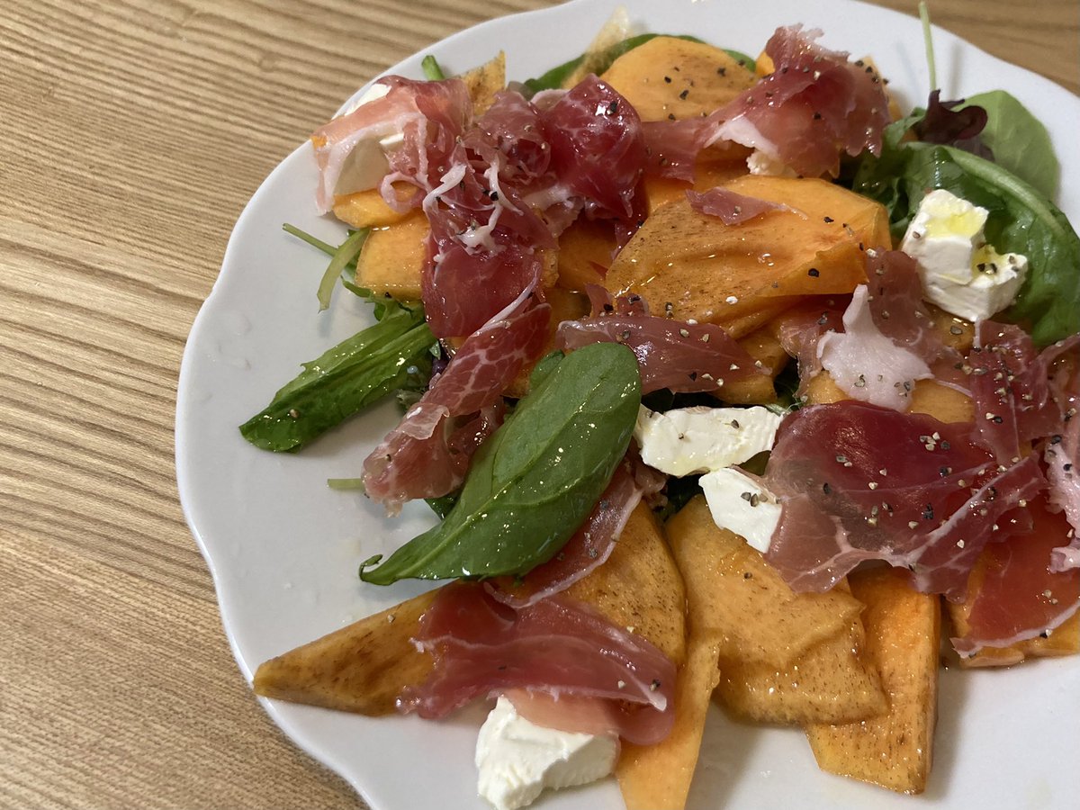 柿って嫌いではないけどそのまま食べるときはひと口でもういいやって感じなんだけど、サラダにしたらパクパク食べれる♡