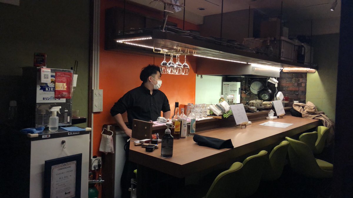 bar_deak's tweet photo. おはようございます！
先日の営業日は、少しお店の雰囲気を変えようということで、暗めのムーディな感じにしてみました🕯✨

写真は明るさ調整中の様子😂
さ、今週も次回開催に向けて企画頑張ります！

#企業公式が毎朝地元の天気を言い合う 
#bar #企業公式相互フォロー https://t.co/GCHdl9DrTu