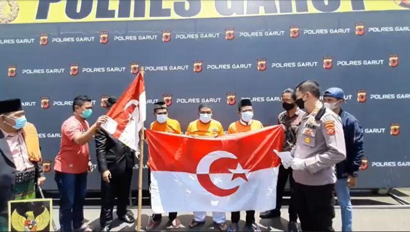 Jaga__NKRI's tweet photo. Waspada terhadap keberadaan kelompok radikal yang masih "eksis" hari ini di Indonesia.

 Memang beda organisasi antara NII, HTI, FPI, JI, JAT, JAD. Tapi mereka saling berafiliasi. Infiltrasi diakar rumput hingga lembaga pemerintah untuk rebut kekuasaan pun sedang dilakukan. https://t.co/vBTomY0yyK