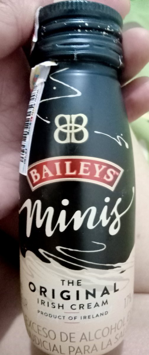 LaReynaWonder's tweet photo. Será Tomarme este 🎁 Detallazo que me hizo mi vecina 😊 #Bayleys Irish Cream 😋.
Gracias 😊
#LaReynaWonder 🌈🦄🧿❤️ https://t.co/D0DQHS8P7k