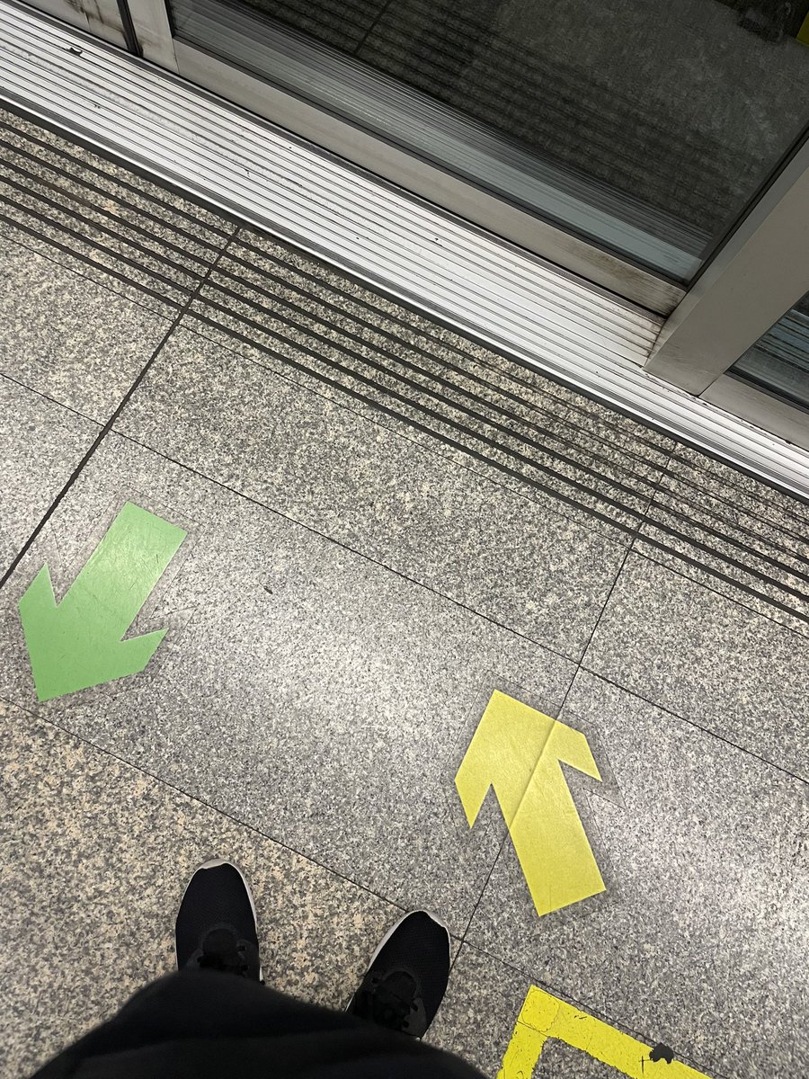 Mango_Road's tweet photo. Today is the first day of work in Thailand. There are too many people in the morning. 3 MRT have already passed by… https://t.co/3fxnufqIiW