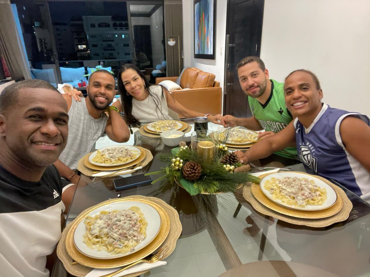 OcalBrito's tweet photo. Amigos del voley! 🏐 #TeamBodyShop https://t.co/2D7xRbjdTI