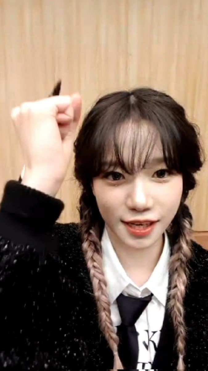intheflowerpath's tweet photo. 221120 블루드림미디어 영통 #조유리

근례들 월요일 유리 응원 받고 시작하길 https://t.co/Rczv2fVVzV