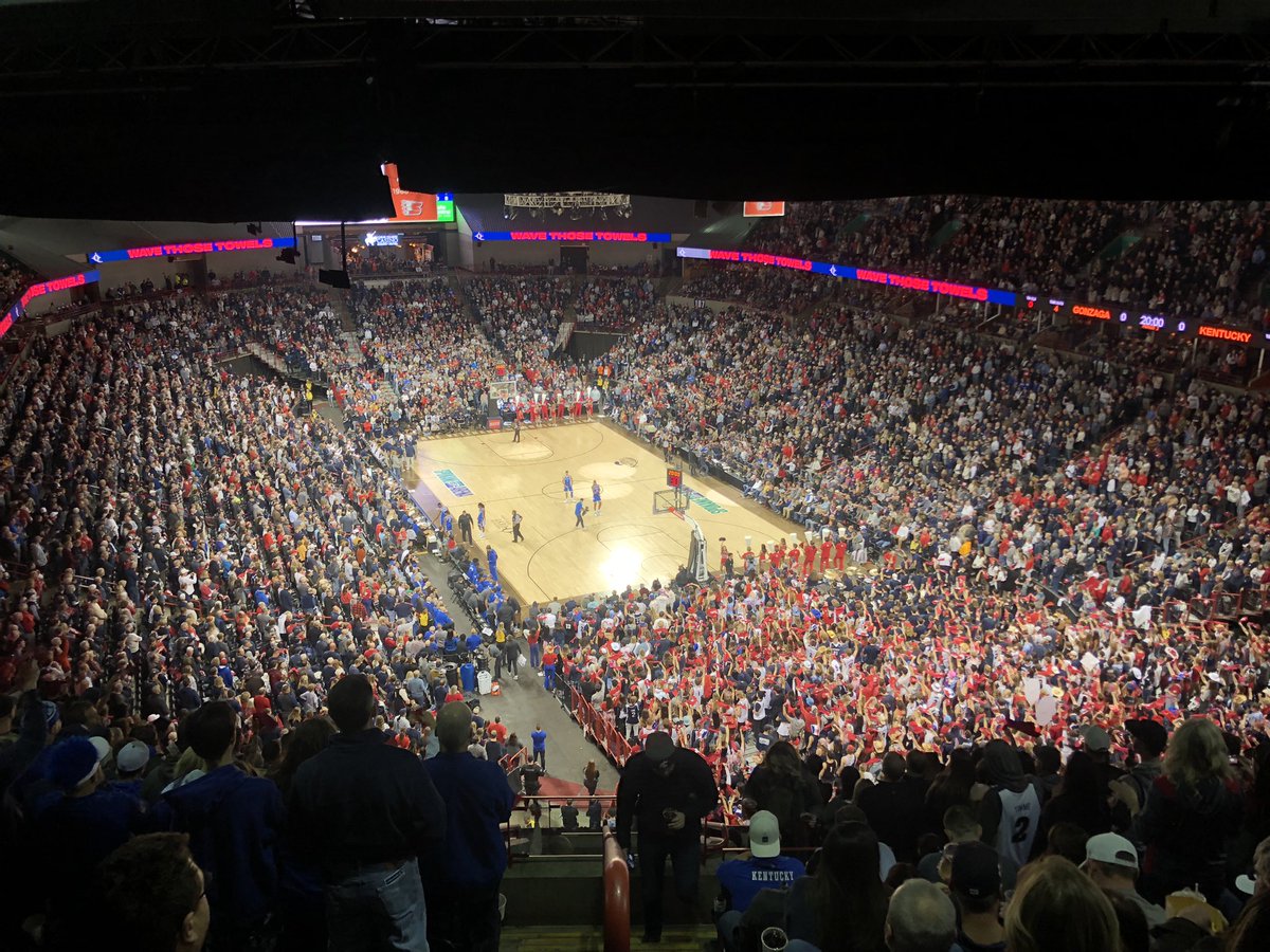 dp_geg's tweet photo. Hello College Basketball World!!! @ZagMBB @KentuckyMBB #SpokaneArena https://t.co/EF6WvMeV5H