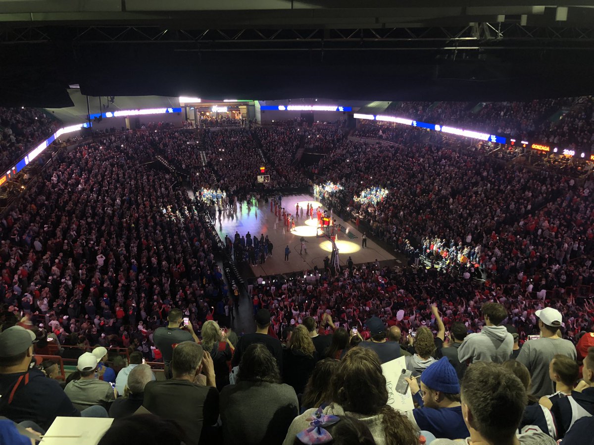 dp_geg's tweet photo. Hello College Basketball World!!! @ZagMBB @KentuckyMBB #SpokaneArena https://t.co/EF6WvMeV5H