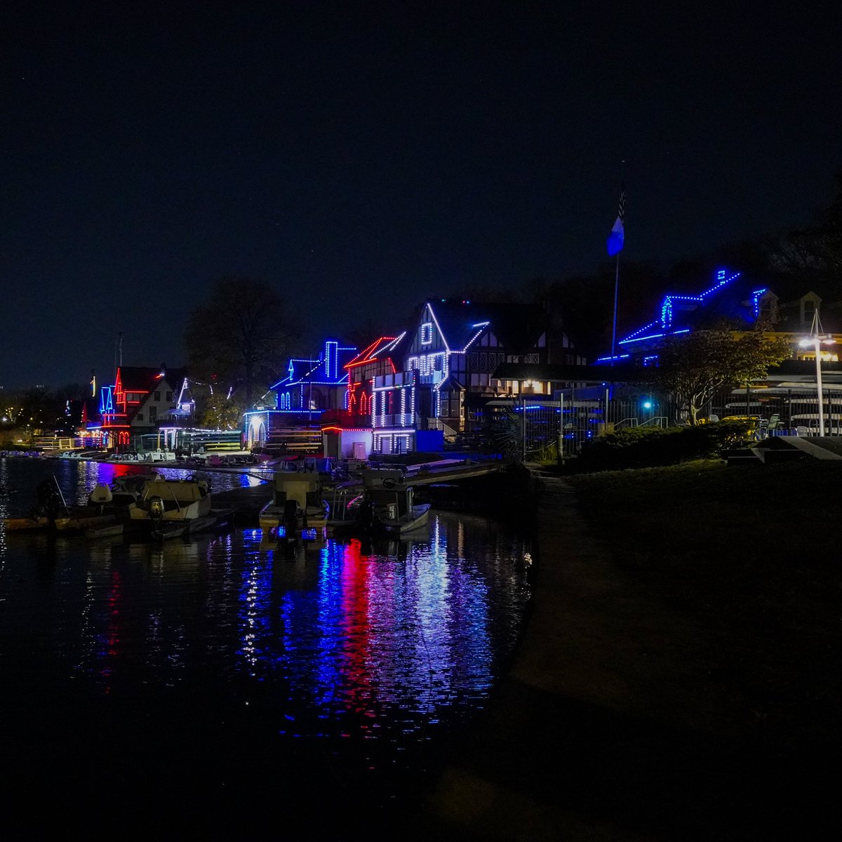 Boathouse Row is lit up to wish <a href="/USMNT/">U.S. Soccer Men's National Team</a> good luck ahead of their first #FIFAWorldCup match. 🇺🇸⚽️

#WorldCupLights #discoverPHL @phlsoccer2026 <a href="/FOXSoccer/">FOX Soccer</a>