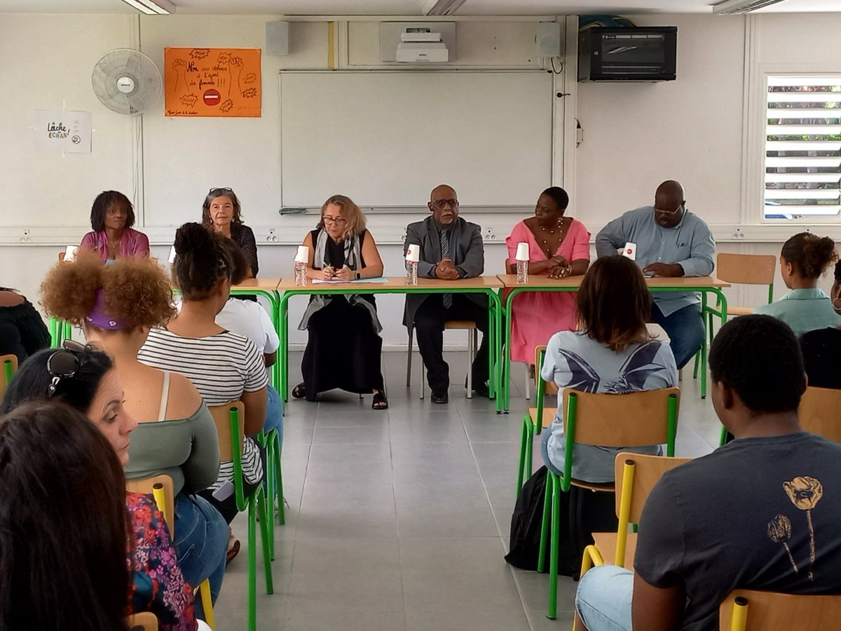 La Rectrice d'académie s'est rendue vendredi 18 novembre au Microlycée de Guadeloupe à la rencontre des élèves, anciens élèves et professionnels.  Cet établissement scolarise des jeunes ayant décroché de l'école pour leurs permettre de passer un bac.
