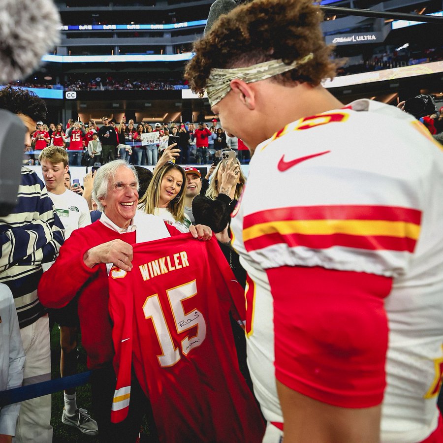 Aaay! Super fan Henry Winkler meets Chiefs' Mahomes before game