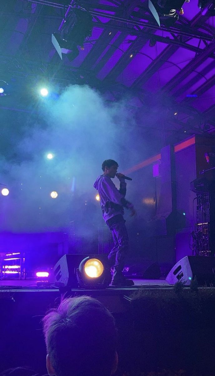 alwaysbeenomar's tweet photo. 🎤 au wilmon -  interestelar tour

Simon é o novo cantor pop do momento, prestes a entrar em tour e precisando de um fotógrafo para sua equipe. 

Wilhelm é um fotógrafo não tão conhecido e recebe um convite para trabalhar com Simon, o cantor que ele detesta. https://t.co/QoaE4lXo3D