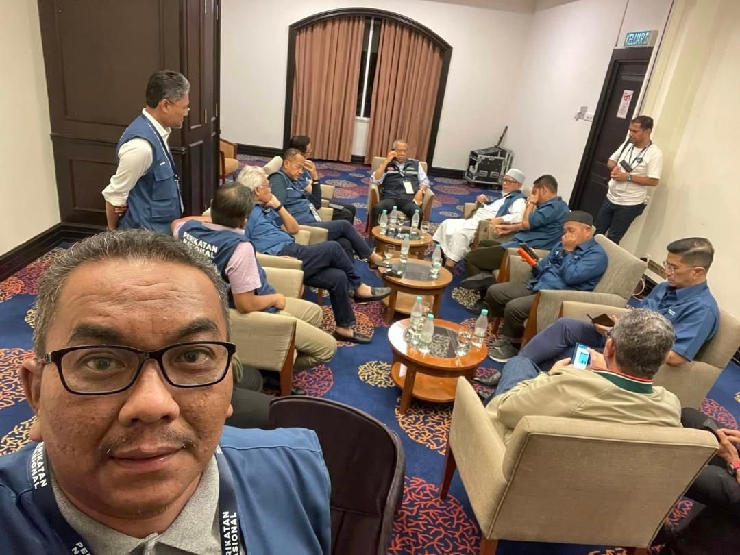 BermamaTV's tweet photo. Sanusi nafi pimpinan PN resah dan sibuk buat panggilan untuk dapatkan sokongan bagi bentuk kerajaan. 

“Semua tunggu rider hantar makanan, dulu Rina Haron ada, sekejap je dah sampai” ujar beliau sebak https://t.co/gbzoeQ7xWn