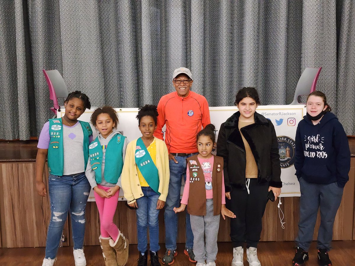SenatorRJackson's tweet photo. I am grateful to Girls Scout Troop 3205 @seedco_org, @undocuwomensfund, Wurzweiler Carre Café &amp; my staff for coming together to host a coat distribution at @ywashhts.

Because of you, many migrants &amp; families in temporary housing will be able to keep warm during the winter. 🙏🏾 https://t.co/3wj4XS6tjh