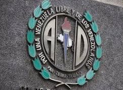 adbernabe's tweet photo. #AcciónDemocrática es una organización política de oposición al gobierno del presidente Nicolás Maduro y a los vagabundos del G4.  Si algún militante expresa simpatías por uno u otro bando, lo hace a título personal y lo auto excluye de los principios éticos de la tolda blanca. https://t.co/upqsGepVKo