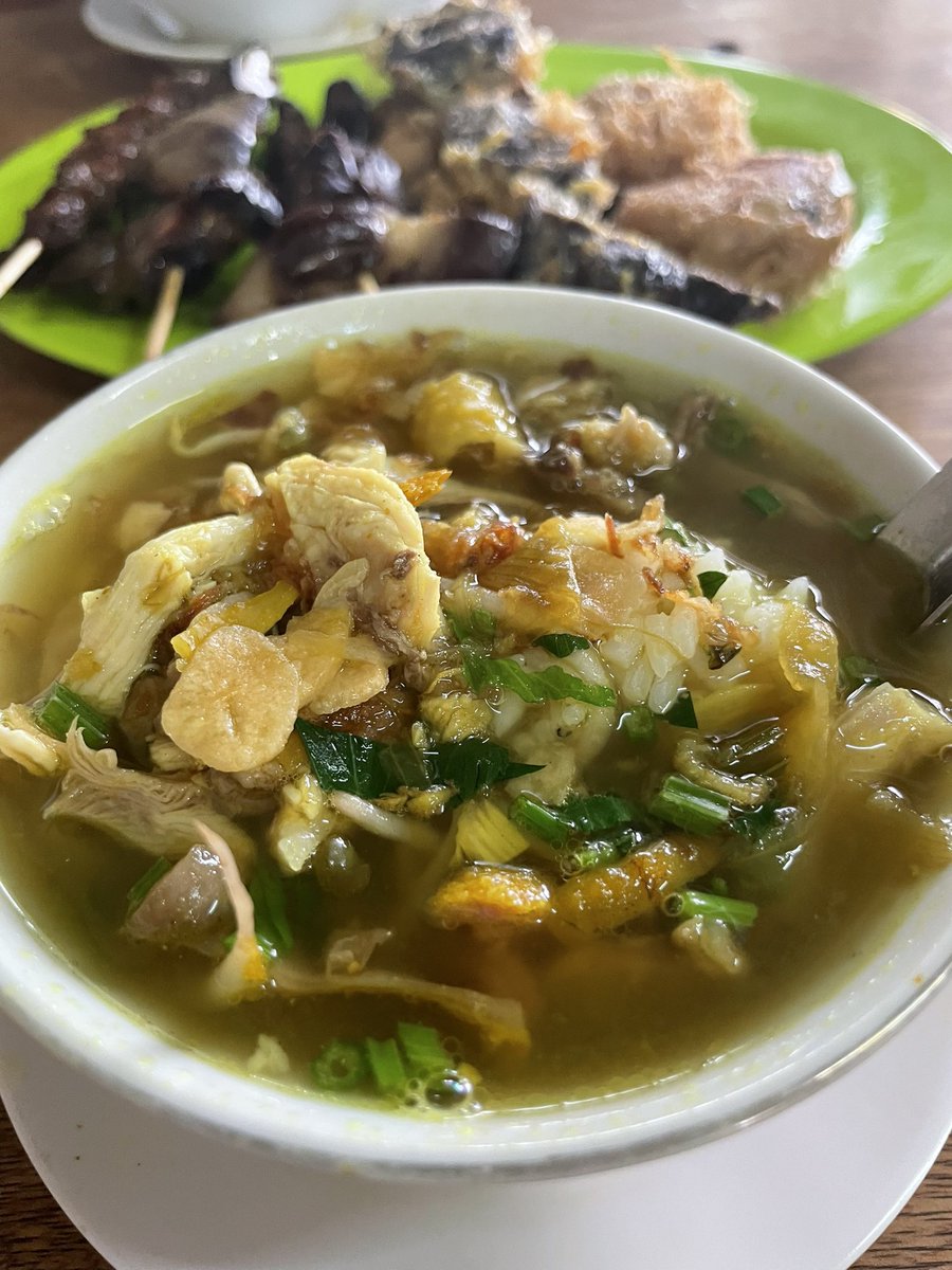 “Tak Sanggup”
Jika sudah sajian ini didepan mata, tak sanggup menolaknya 😄😄 Soto Kudus favorit saya. Lama sudah tidak berkunjung. Rasa tetap konsisten. Sayangnya beberapa menu pelengkap sudah habis 😁😁