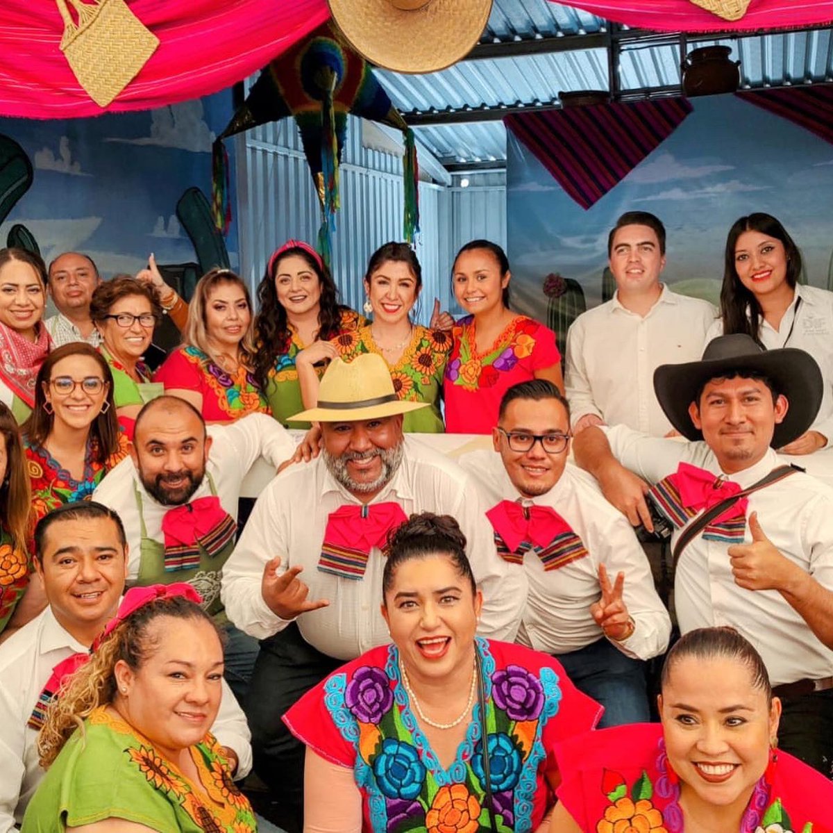 AlyGamboa's tweet photo. Que felicidad ver que los duranguenses somos tan unidos cuando de ayudar a los demás se trata,todo el dinero recaudado será para regalar sonrisas esta próxima navidad a todos los pequeños. 🎁 Felicidades por el trabajo realizado @DIF_Durango @Marisol_rosso #KermesseDeLaFamilia https://t.co/G2pAMNfyqN
