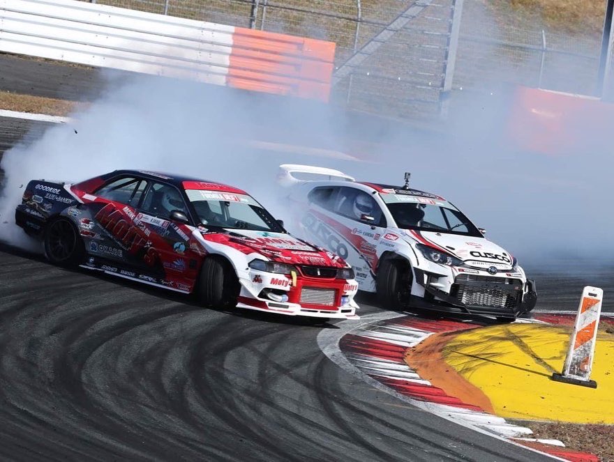 ryo100311's tweet photo. #formuladriftjapan
#Teamkazamawithpowervehicles
#kazamaauto
#powervehicles
#Motys
#GOODRIDE
#DG5
#enegydrinkkiiva
#AgentK
#texmodify
#saitorollcage
#株式会社エバークリーン
#株式会社サンワークス
#伸誠電気
#SSD
#茂美苑
#株式会社���いよう
#カブ板金
#永村自動車
#日本アゲアゲ亭 https://t.co/ZP8DxFE3Ny