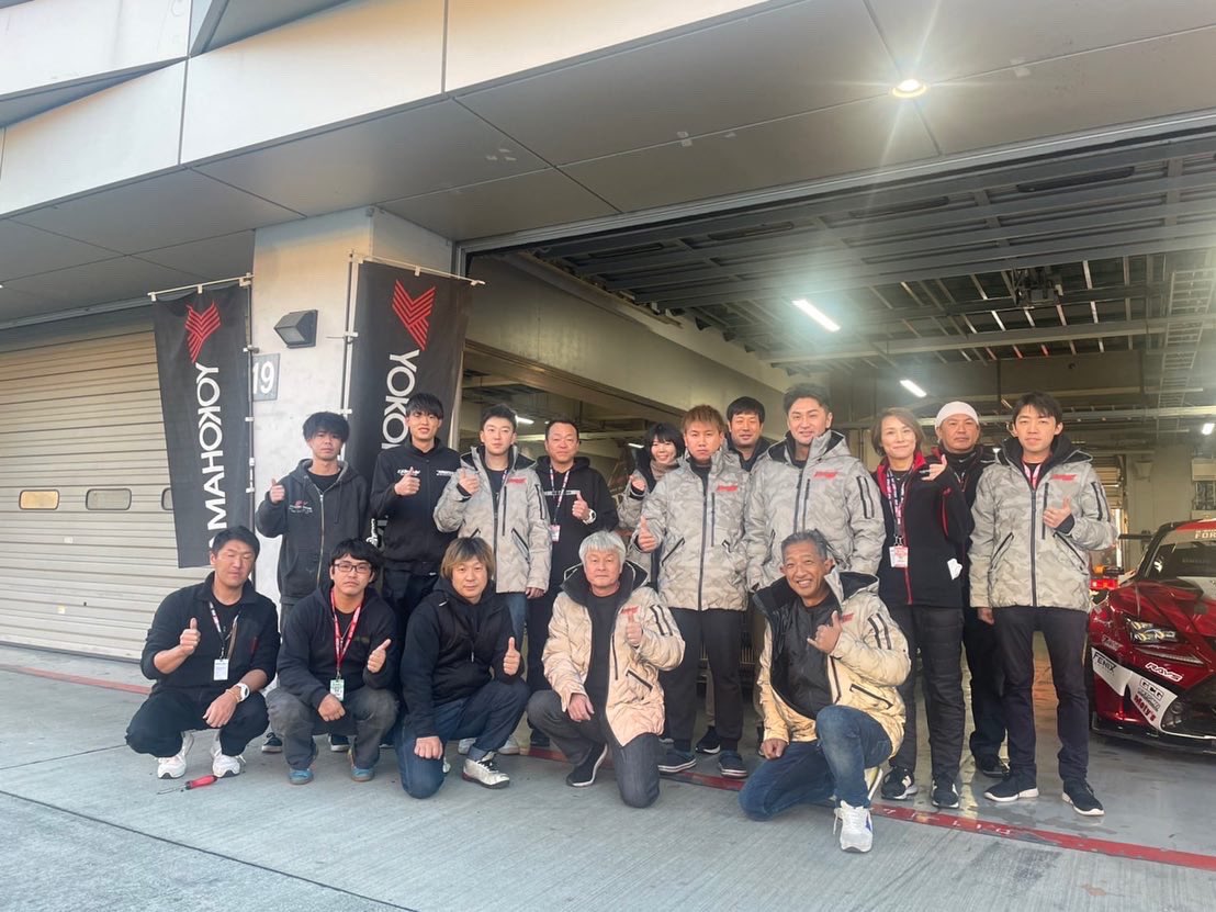 ryo100311's tweet photo. #formuladriftjapan
#Teamkazamawithpowervehicles
#kazamaauto
#powervehicles
#Motys
#GOODRIDE
#DG5
#enegydrinkkiiva
#AgentK
#texmodify
#saitorollcage
#株式会社エバークリーン
#株式会社サンワークス
#伸誠電気
#SSD
#茂美苑
#株式会社���いよう
#カブ板金
#永村自動車
#日本アゲアゲ亭 https://t.co/ZP8DxFE3Ny