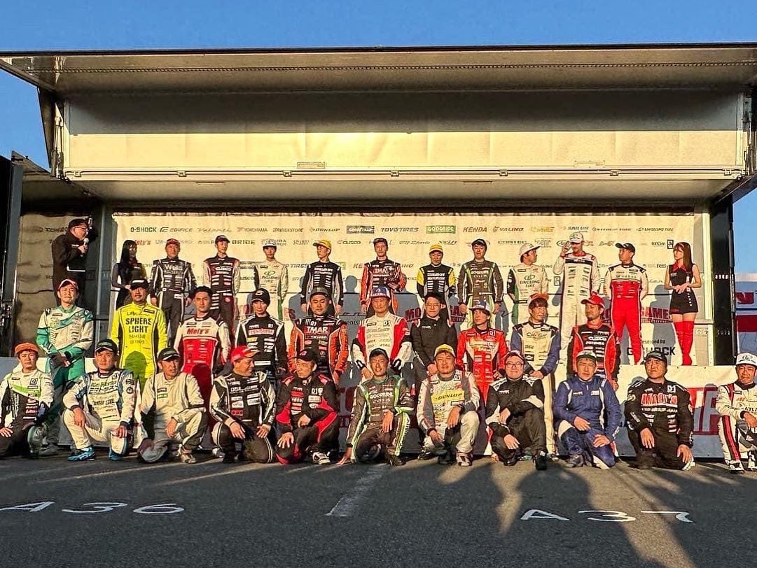 ryo100311's tweet photo. #formuladriftjapan
#Teamkazamawithpowervehicles
#kazamaauto
#powervehicles
#Motys
#GOODRIDE
#DG5
#enegydrinkkiiva
#AgentK
#texmodify
#saitorollcage
#株式会社エバークリーン
#株式会社サンワークス
#伸誠電気
#SSD
#茂美苑
#株式会社���いよう
#カブ板金
#永村自動車
#日本アゲアゲ亭 https://t.co/ZP8DxFE3Ny
