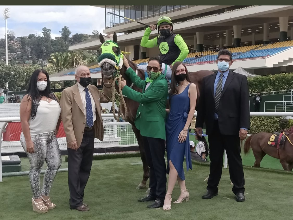 SanrosStud's tweet photo. Agradecidos con Dios 🙏 @H_VistaHermosa #RRosillo, #JHerrera y equipo de cuadra de @SanrosStud por el triunfo de EL de Pedro, EN HONOR a Pedro Gandica (Capataz @SanrosStud) y Pedro Cortez (Capataz @HLaPrimavera19 )
Gracias 🙏 🙏 https://t.co/7iTZigZ7Do