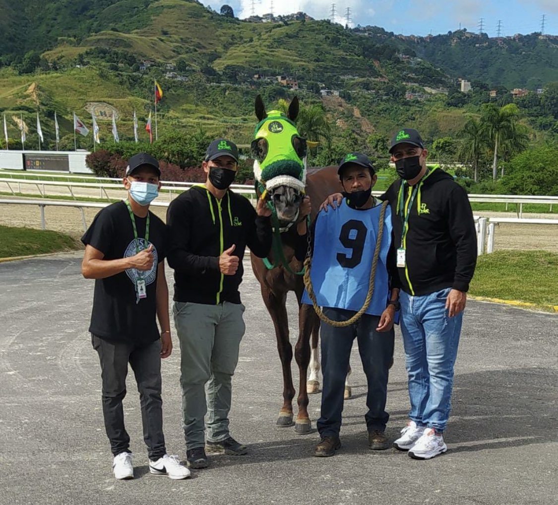 SanrosStud's tweet photo. Agradecidos con Dios 🙏 @H_VistaHermosa #RRosillo, #JHerrera y equipo de cuadra de @SanrosStud por el triunfo de EL de Pedro, EN HONOR a Pedro Gandica (Capataz @SanrosStud) y Pedro Cortez (Capataz @HLaPrimavera19 )
Gracias 🙏 🙏 https://t.co/7iTZigZ7Do