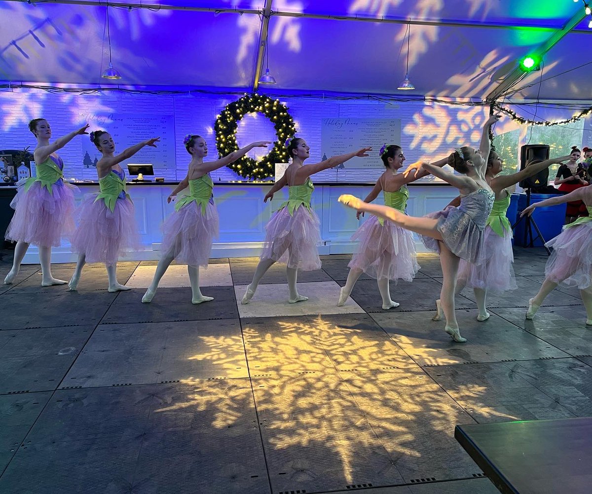 phdanceacademy's tweet photo. #PYB spreading holiday cheer @FranklinSqr this evening! 🎄🤗🌟❤️ #PDA #pdanutcracker2022 #ballet @HistoricPhilly https://t.co/EmZBD4Z91u