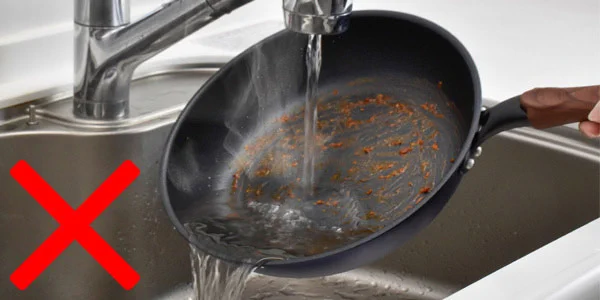 使ったフライパンを急冷しないで！ジューの音はフライパンの悲鳴です。