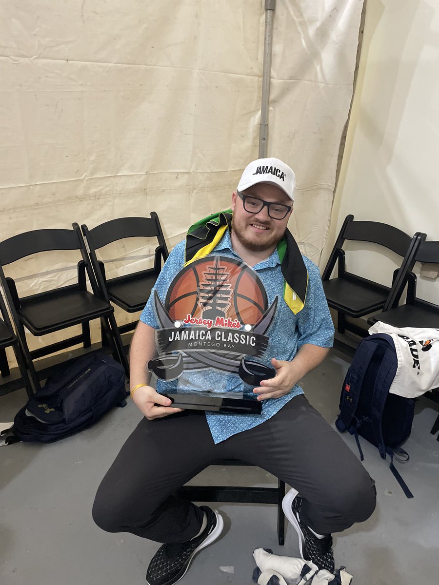 johnprine_time's tweet photo. What an unbelievable experience this week has been. Super proud of our group @queensMBB on becoming Jamaican Classic Champs tonight. Only the beginning of even greater things to come ! #YeahMann https://t.co/jz7TKgjLPT