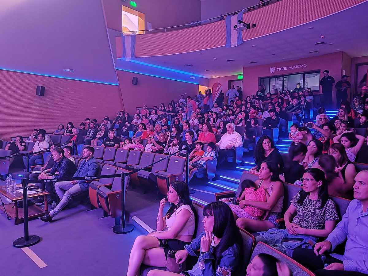 MunicipioTigre's tweet photo. Con entrada libre y gratuita, vivimos la segunda semifinal del certamen #TigreCantaTropical en el #TeatroMunicipal Pepe Soriano de Benavídez. https://t.co/euPXXNjA6y