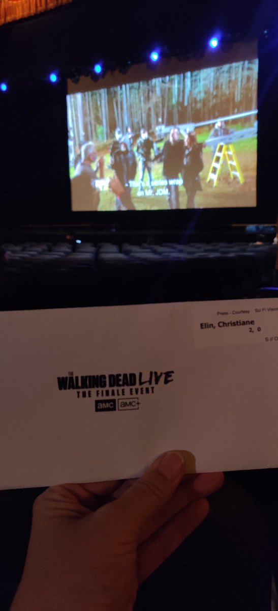 Red_Glean's tweet photo. #TWDFinale #TWDFinaleEvent https://t.co/6svTZr92i0